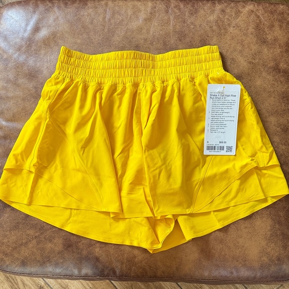 NWT Lululemon Shake It Out High Rise Running Short Sz Small Maize Yellow - Picture 1 of 4